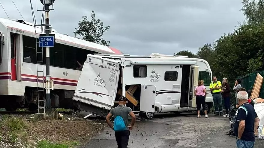 Un tren arrolla a una autocaravana en un polémico paso a nivel de Ribadedeva