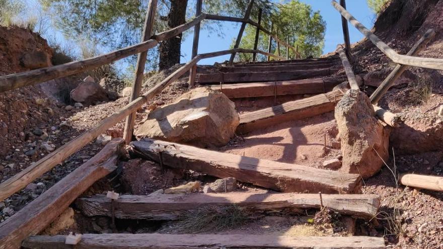 El acceso mediante escaleras al Portazgo Alto se encuentra deteriorado.