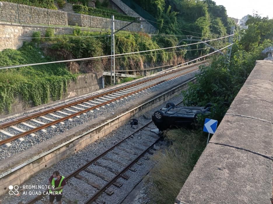 Un cotxe es precipita a la via del tren en caure a l'alçada del Pont de Sant Francesc