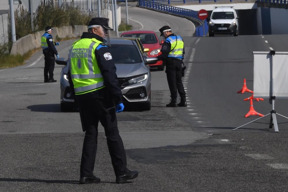 Los agentes solicitan a los conductores que acrediten su viaje para evitar movimientos injustificados.