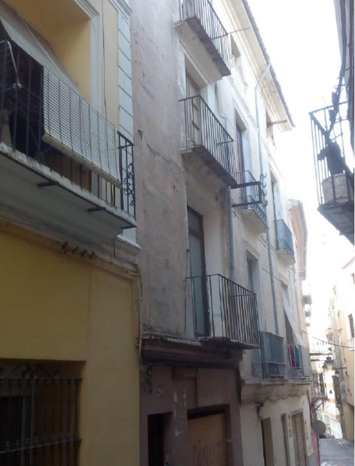 El edificio de la calle Tomàs Valls en el que se va a intervenir.