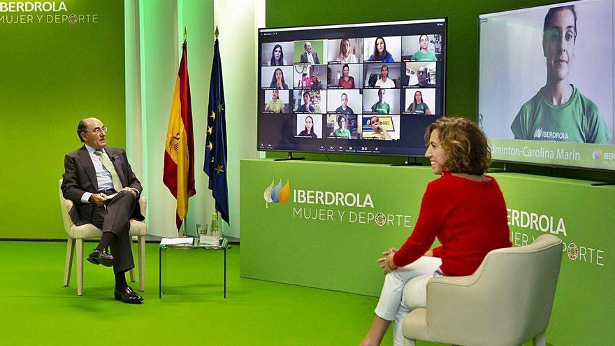 Ignacio Galán e Irene Lozano hablando con Carolina Marín.