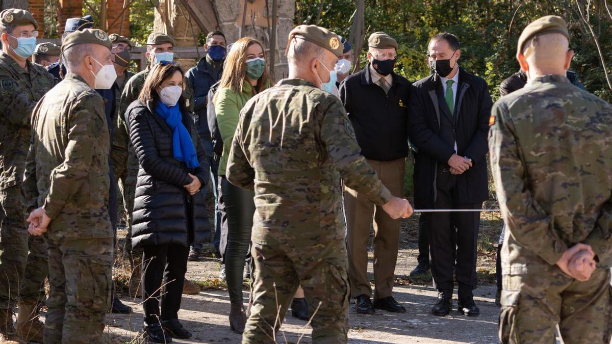 La ministra Robles durante su visita al cuartel de Monte la Reina, a las afueras de Toro. | |  JOSE LUIS FERNÁNDEZ