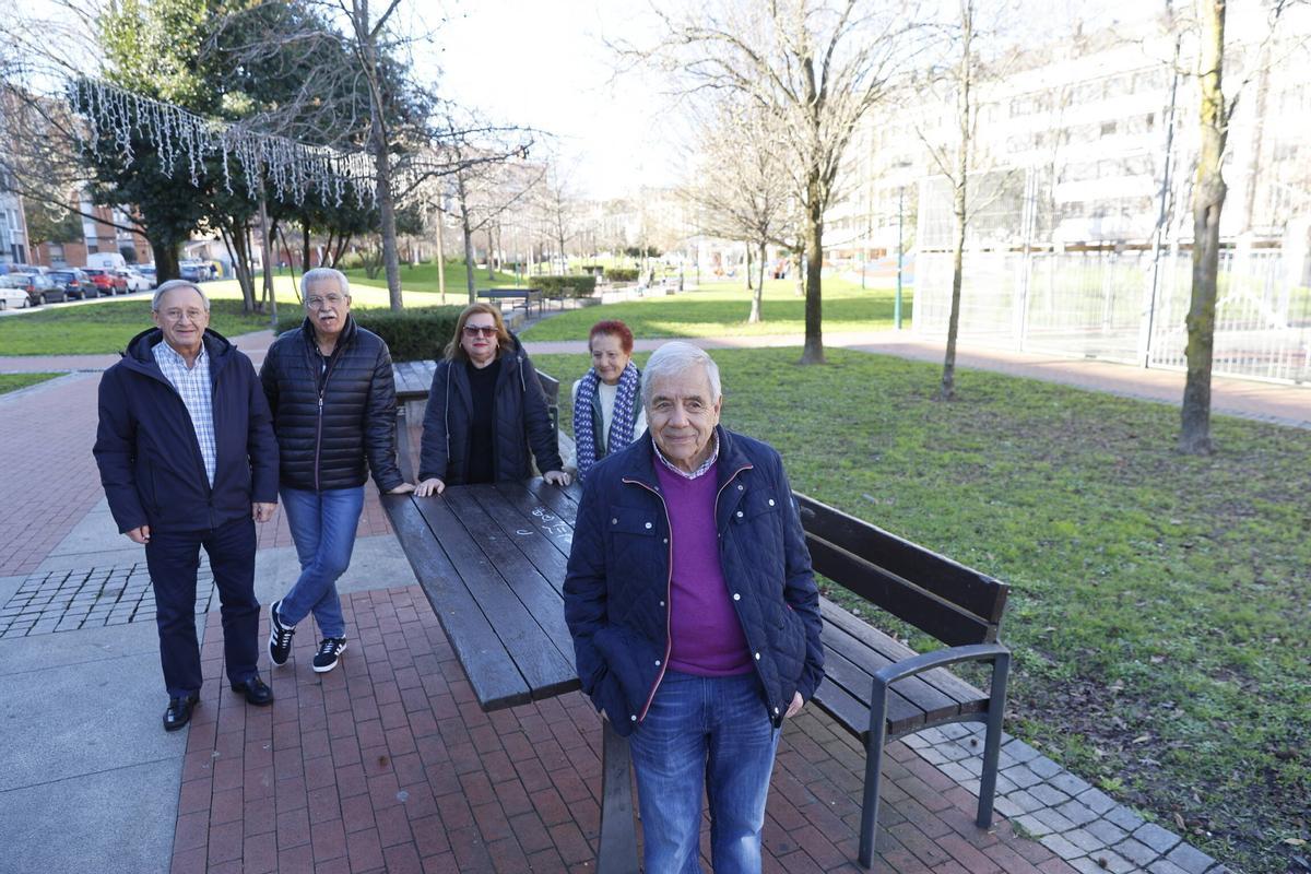Alejandro Romero, en primer término, junto a varios vecinos de Contrueces, en el parque de las Palmeras.