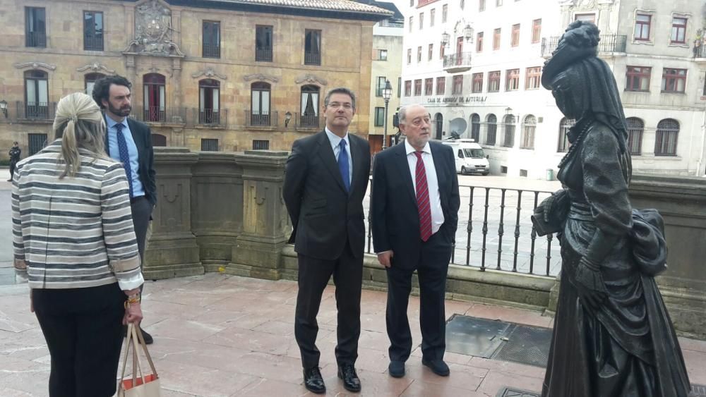 El Ministro Catalá, de paseo por Oviedo