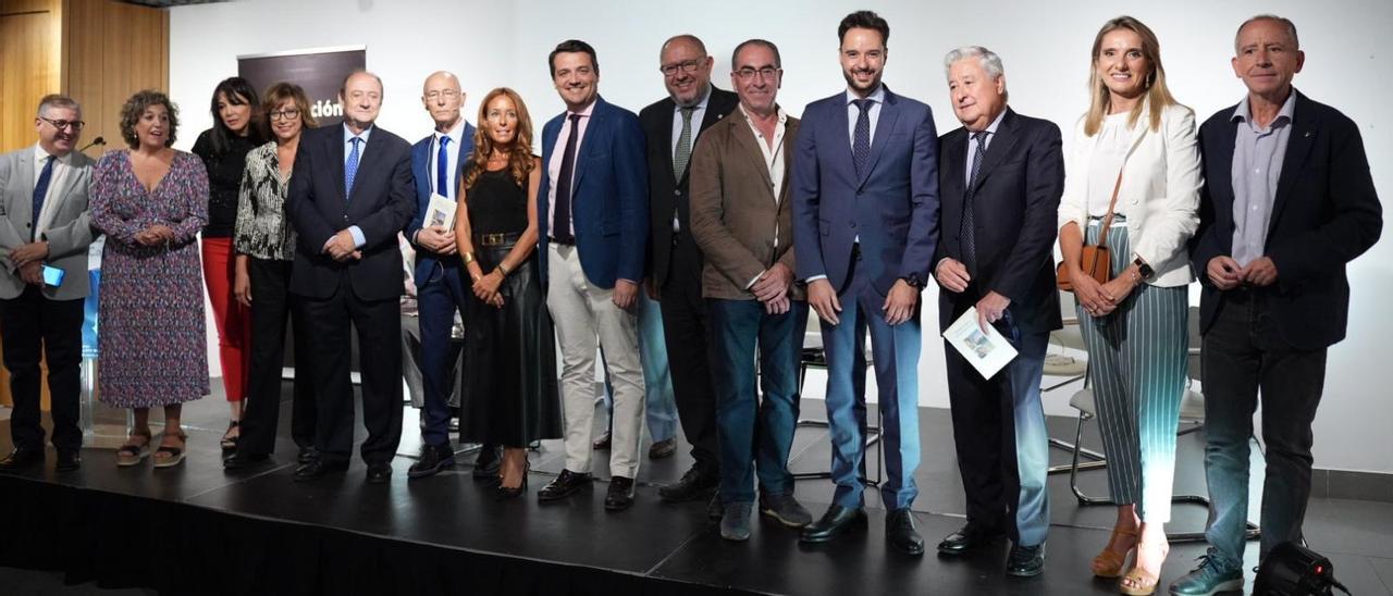 Autoridades y organizadores, durante el acto celebrado en homenaje a Antonio Gala.