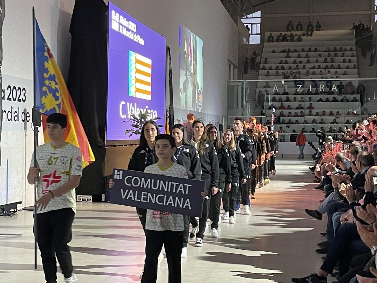 Les 19 delegacions participants van fer la desfilada enmig d'un ambient festiu i de germanor.