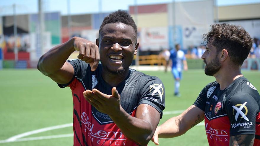 Félix Chenkam celebra uno de sus goles al Xerez CD en el Manuel Polinario de Puente Genil.