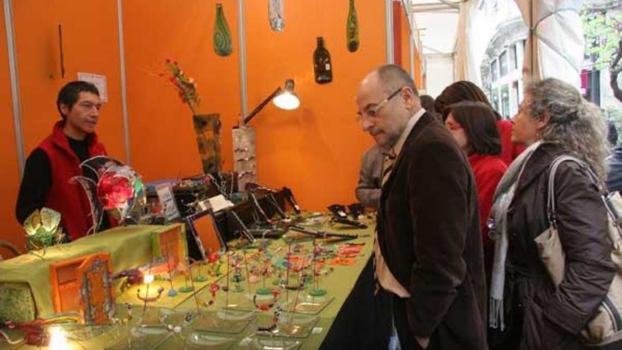 El alcalde, durante la visita que realizó ayer a la feria de artesanía.