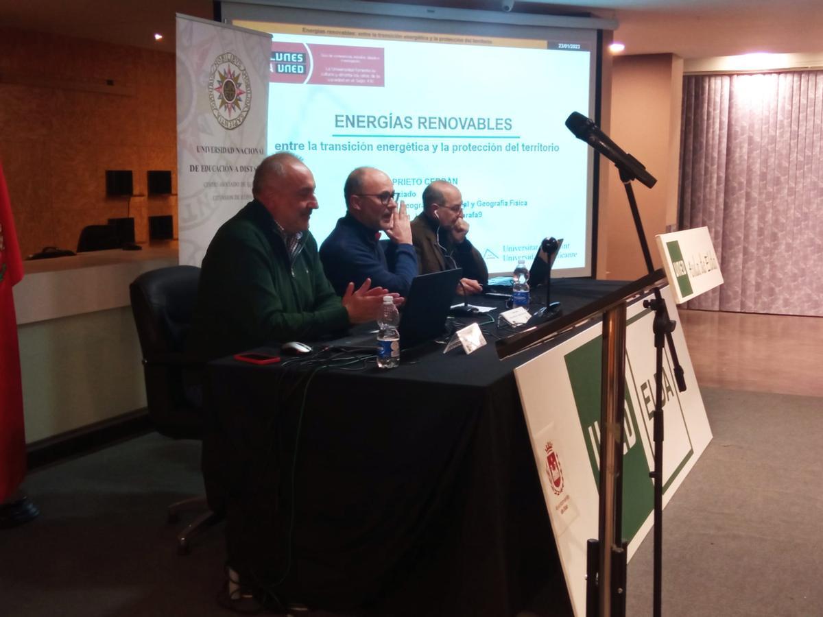 La ponencia del profesor de la UA sobre energías renovables en el salón de actos del Museo del Calzado de Elda.