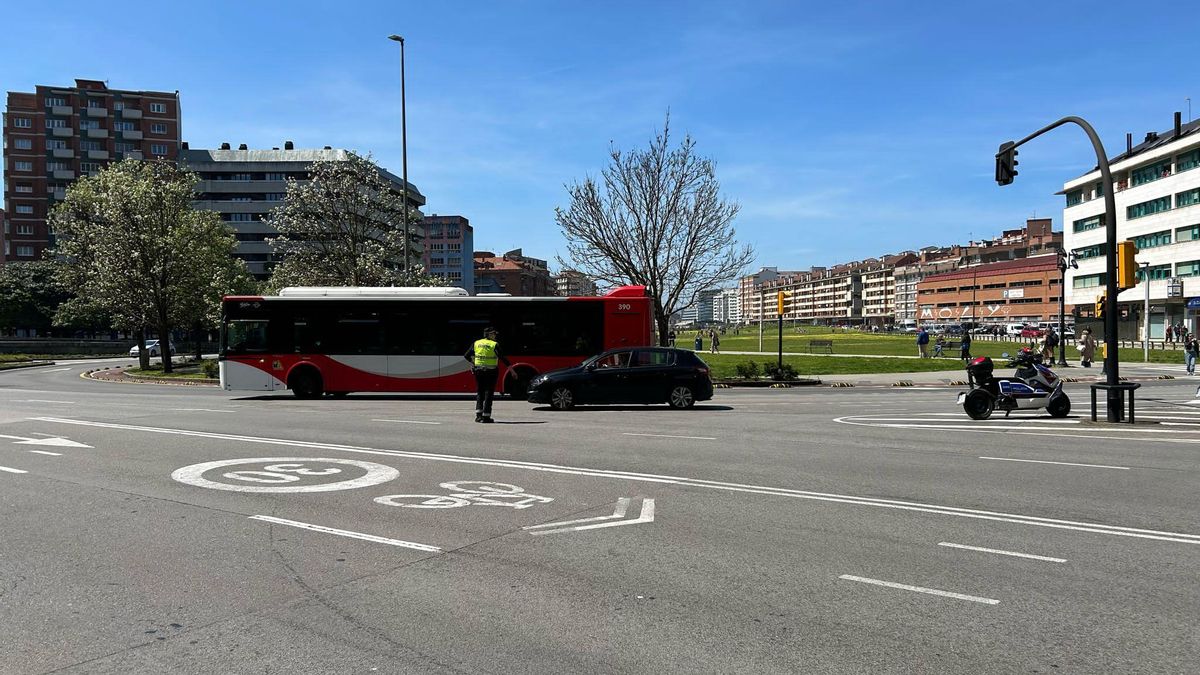 Un agente regula el tráfico en Gijón.