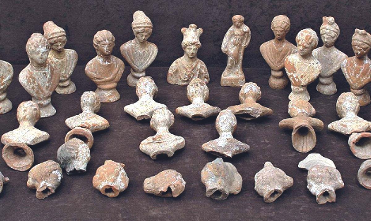 Terracotas funerarias que se exponen en el Museo Histórico de Priego.