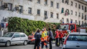Bombers y Protecció Civil en la parte trasera del edificio derrumbado de la calle Canigó de Badalona, el mismo día del siniestro