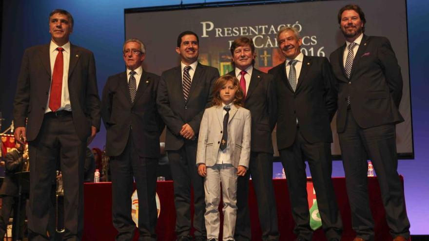 Los cargos festeros junto al alcalde y el presidente de la Asociación.