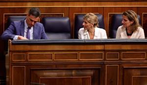 El presidente del Gobierno, Pedro Sánchez, y las vicepresidentas Yolanda Díaz y Teresa Ribera en el Congreso de los Diputados. 