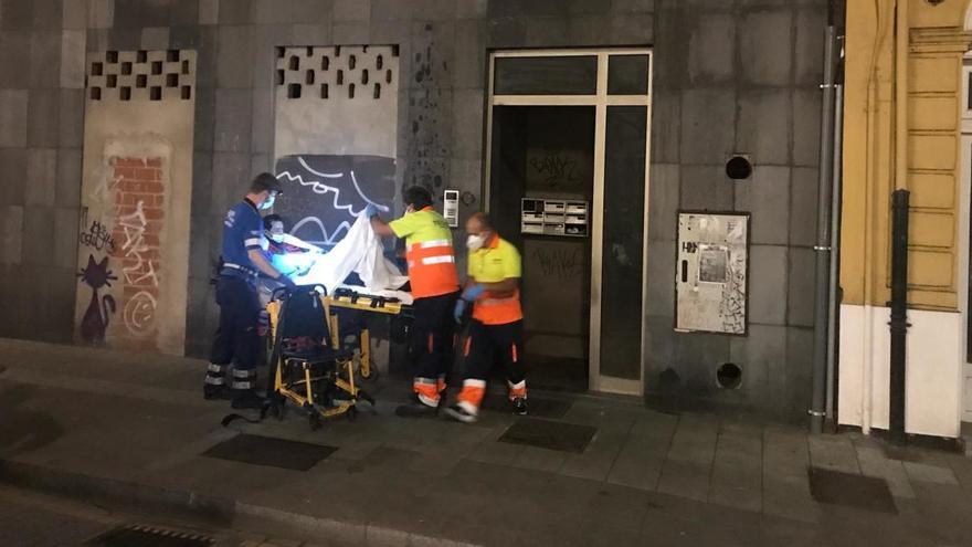 Los sanitarios trasladan al herido en el edifico &quot;okupa&quot; del Carmen.