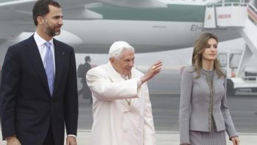 El papa inicia el recorrido en papamóvil desde el aeropuerto a la catedral