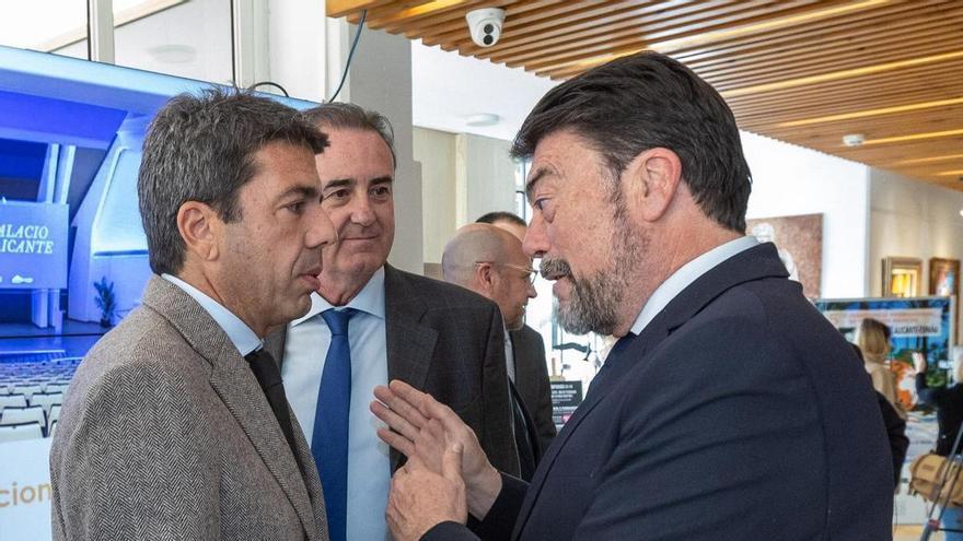 Mazón considera que los macrodepósitos de Alicante deberían compatibilizar la seguridad con la actividad económica del puerto
