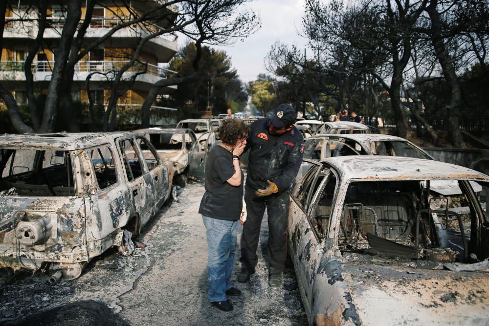 Al menos 74 personas han muerto a causa de los incendios que se han declarado esta semana en los alrededores de Atenas.