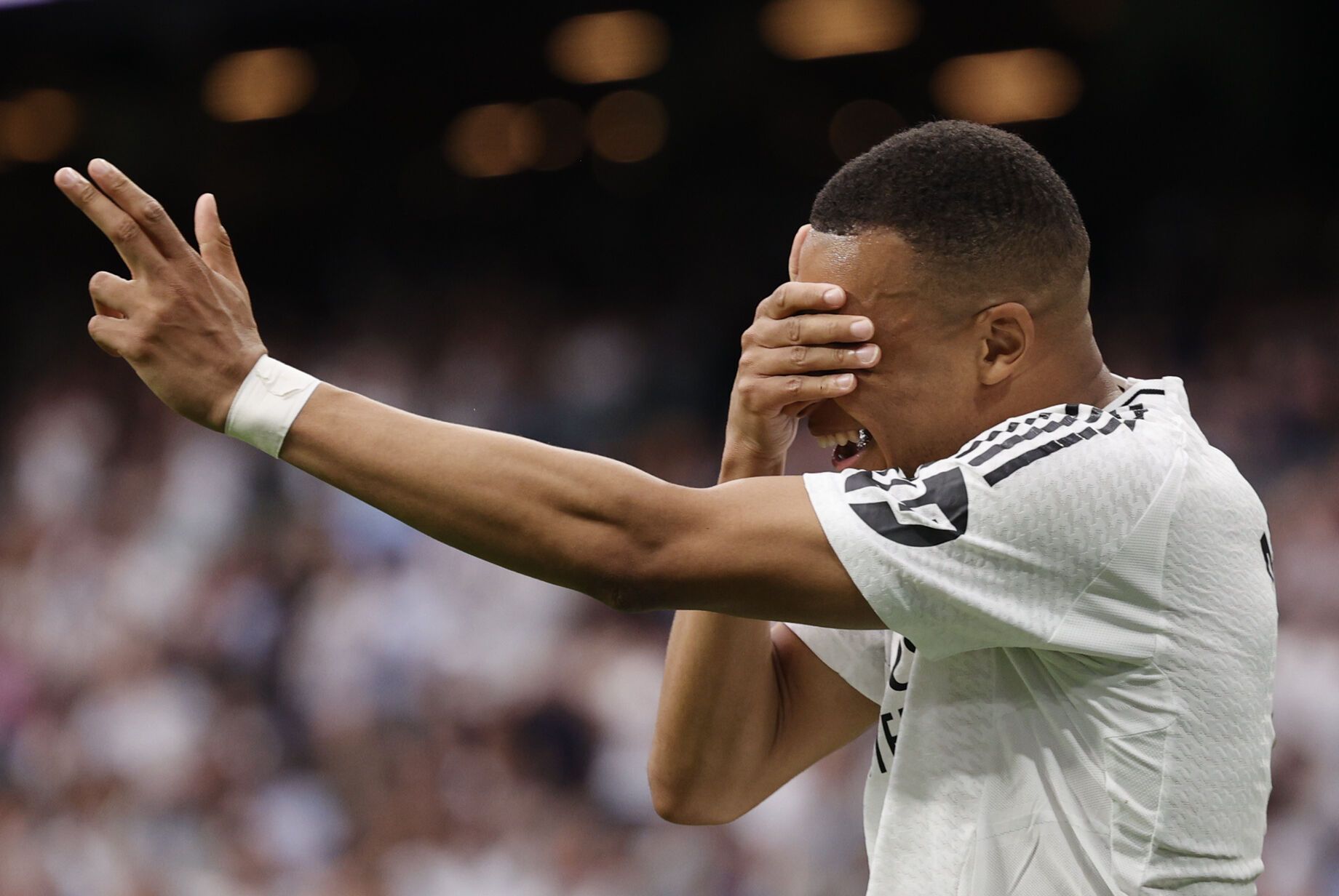 MADRID, 24/05/2025.- El delantero francés del Real Madrid Kylian Mbappé celebra tras marcar el 2-0 durante el partido de la jornada 38 de LaLiga EA Sports entre Real Madrid y Real Sociedad celebrado este sábado en el estadio Santiago Bernabéu de Madrid. EFE/ Daniel González