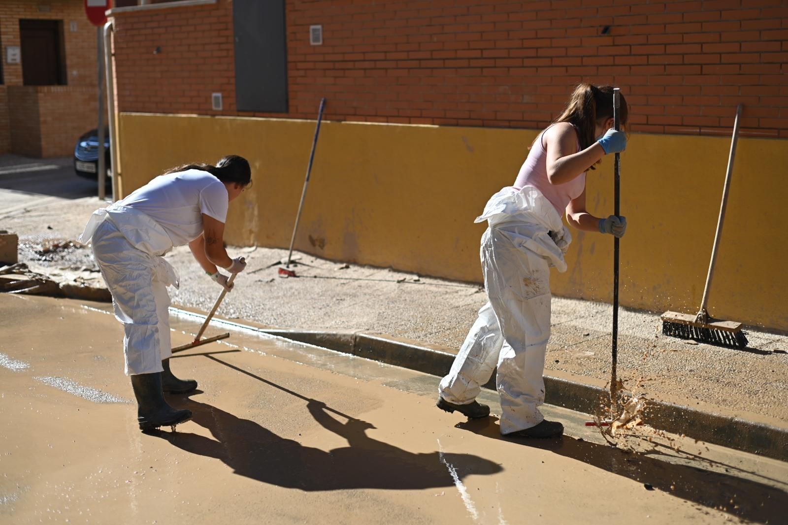 Los vecinos de Cuarte, María de Huerva y Cadrete siguen limpiando el barro