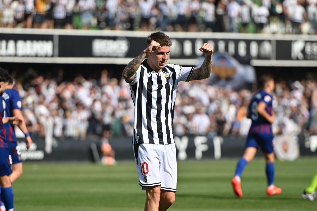 Raúl Sánchez celebra la permanencia.