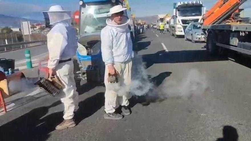 Usan ahumadores sobre la carretera para cortar el tráfico en la MU-32 durante las protestas del campo