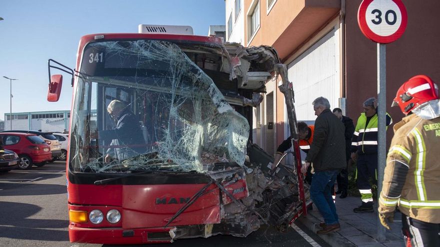 Un bus urbano se sale de la vía y se empotra contra un edificio en Arteixo