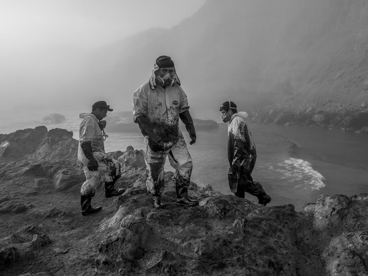 Oil spill in Lima / América del Sur. Singles