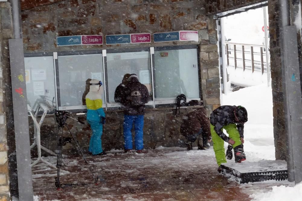 Primer día de esquí en la estación de Fuentes de Invierno