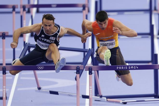 El atleta Milan Trajković (i) de Chipre y el español Asier Martínez compiten en la semifinal de 110m Vallas masculino parte de los Juegos Olímpicos de París 2024.