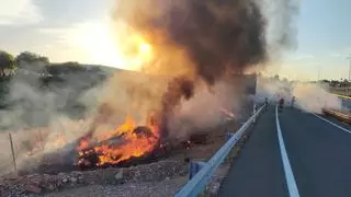 Dos jóvenes ebrios huyen tras incendiarse su coche al caer al barranco de Torrent