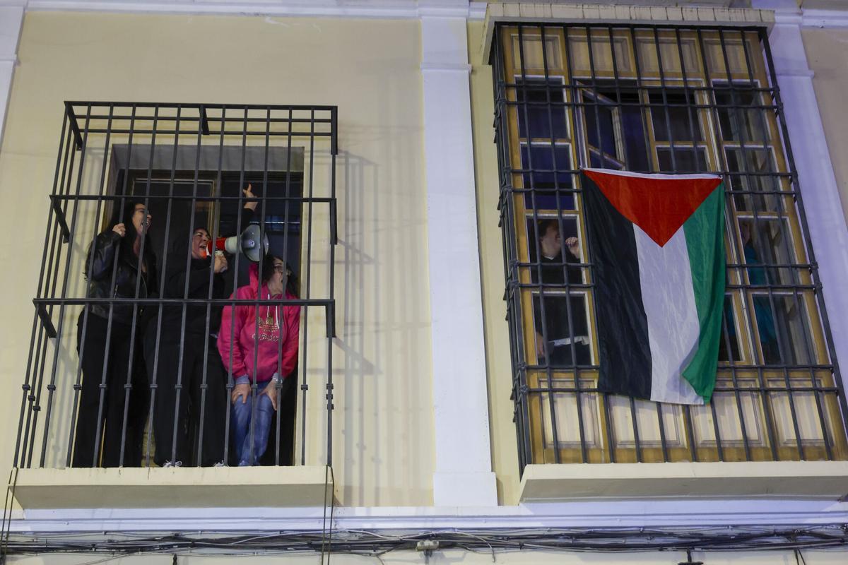 Bandera palestina desplegada en el edificio, sede hasta esta semana de Málaga Acoge.