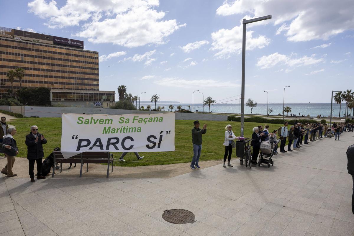 Más de 200 personas forman una cadena humana contra el macroproyecto de GESA al grito de “¡Parque sí, cemento no!” Más de 200 personas forman una cadena humana contra el macroproyecto de GESA al grito de “¡Parque sí, cemento no!”