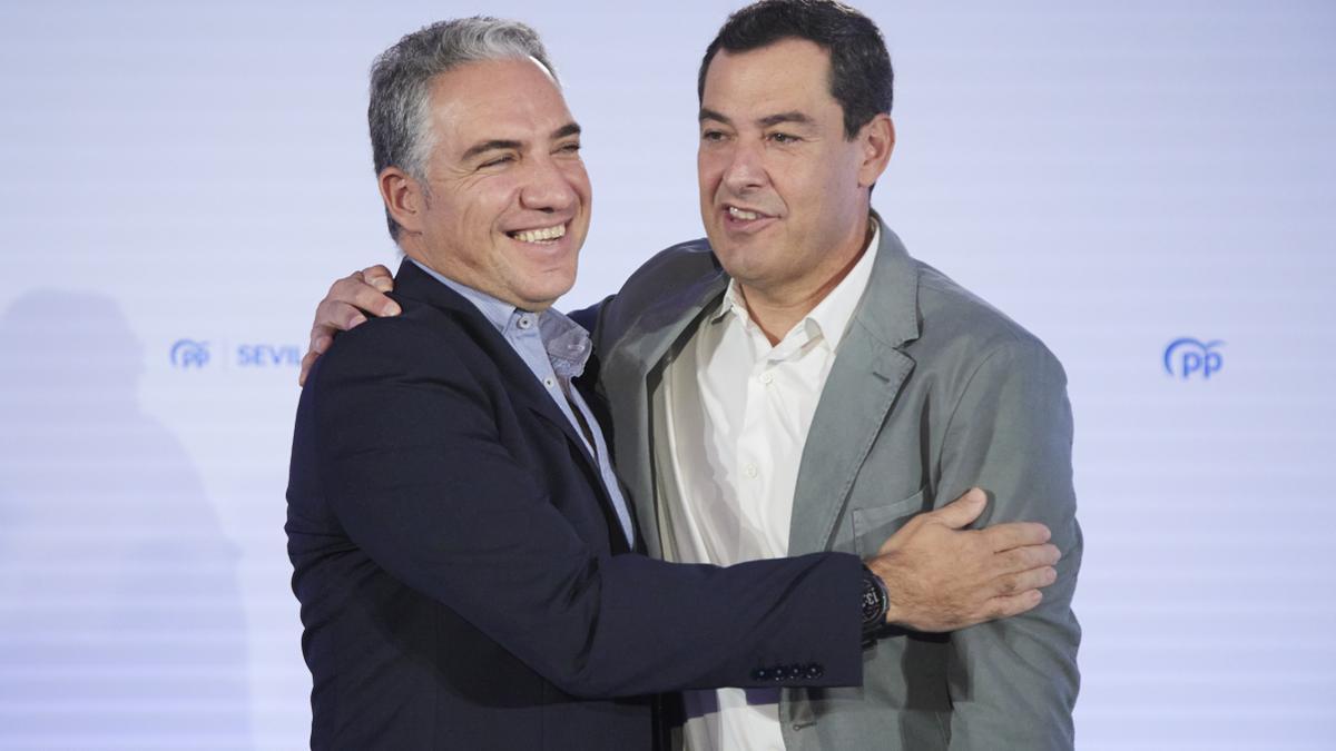 Juanma Moreno (d) acompañado de Elías Bendodo, este domingo, en el Congreso Provincial del PP de Sevilla.