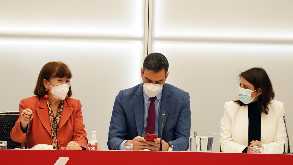 El presidente del Gobierno y secretario general del PSOE, Pedro Sánchez, junto a Cristina Narbona y Adriana Lastra, en la reunión de la ejecutiva federal del partido del pasado 14 de febrero.