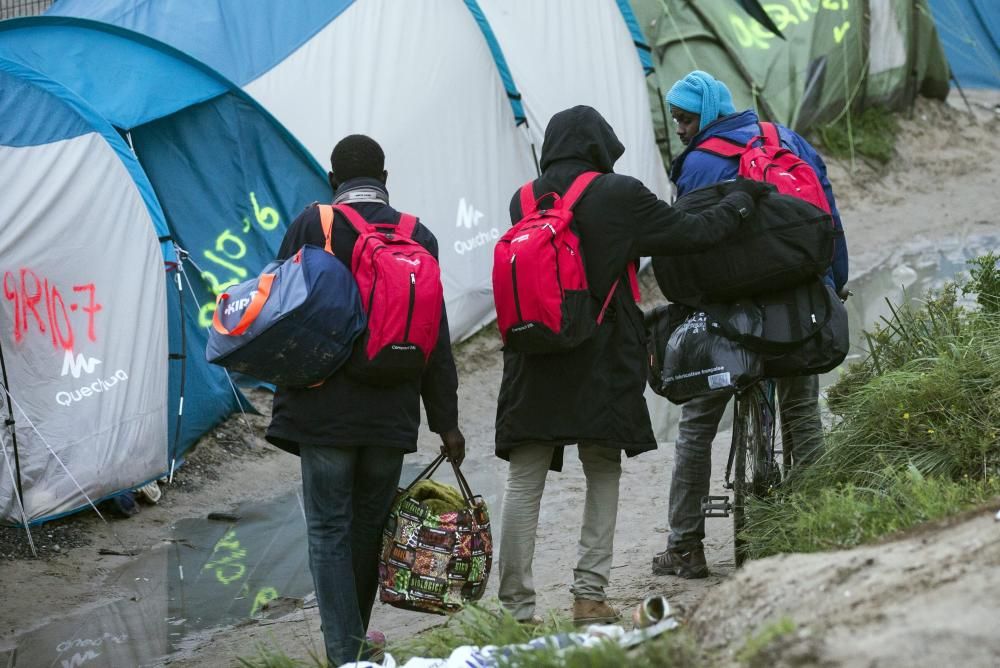 Francia evacúa ''la Jungla'' de Calais