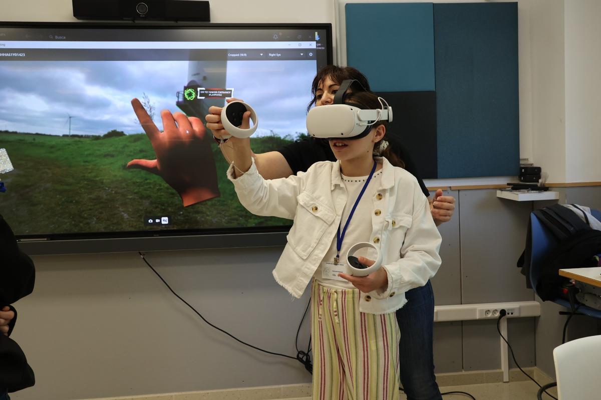 Una alumna de Primaria experimenta la realidad virtual en uno de los talleres del proyecto