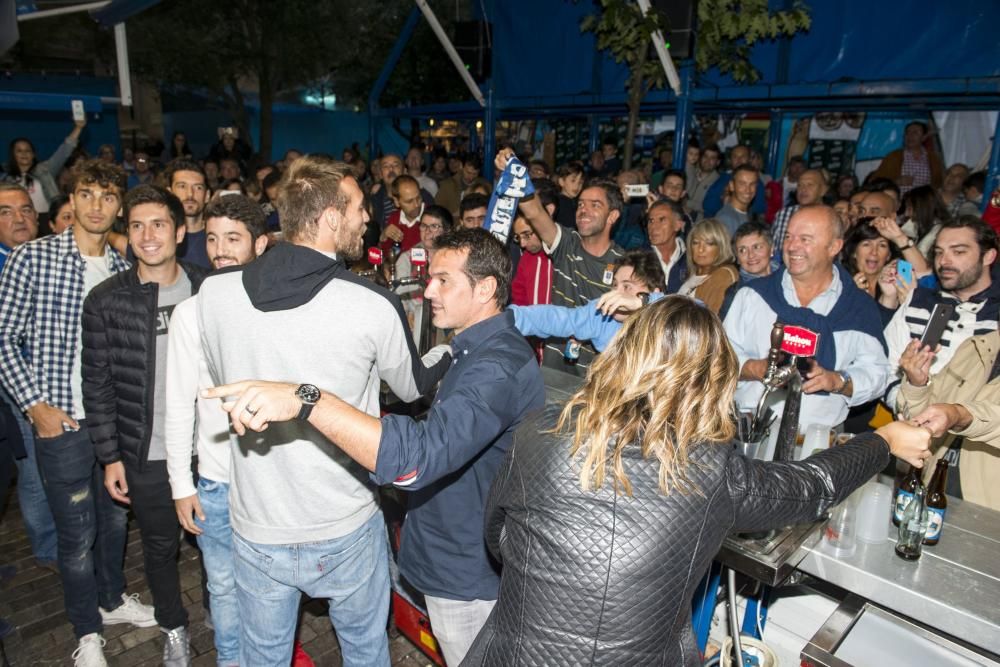 Jugadores del Real Oviedo visitan el chiringuito de la APARO en San Mateo