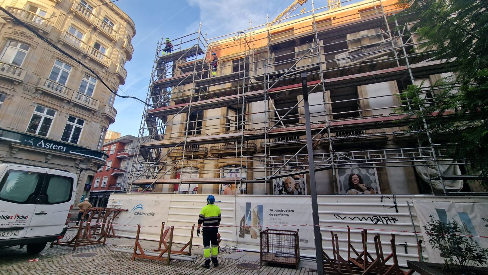 Así se desmontan los andamios en el edificio protegido del centro de Vilagarcía, cuya reconstrucción está a medias y fue paralizada por el Concello hace un año.