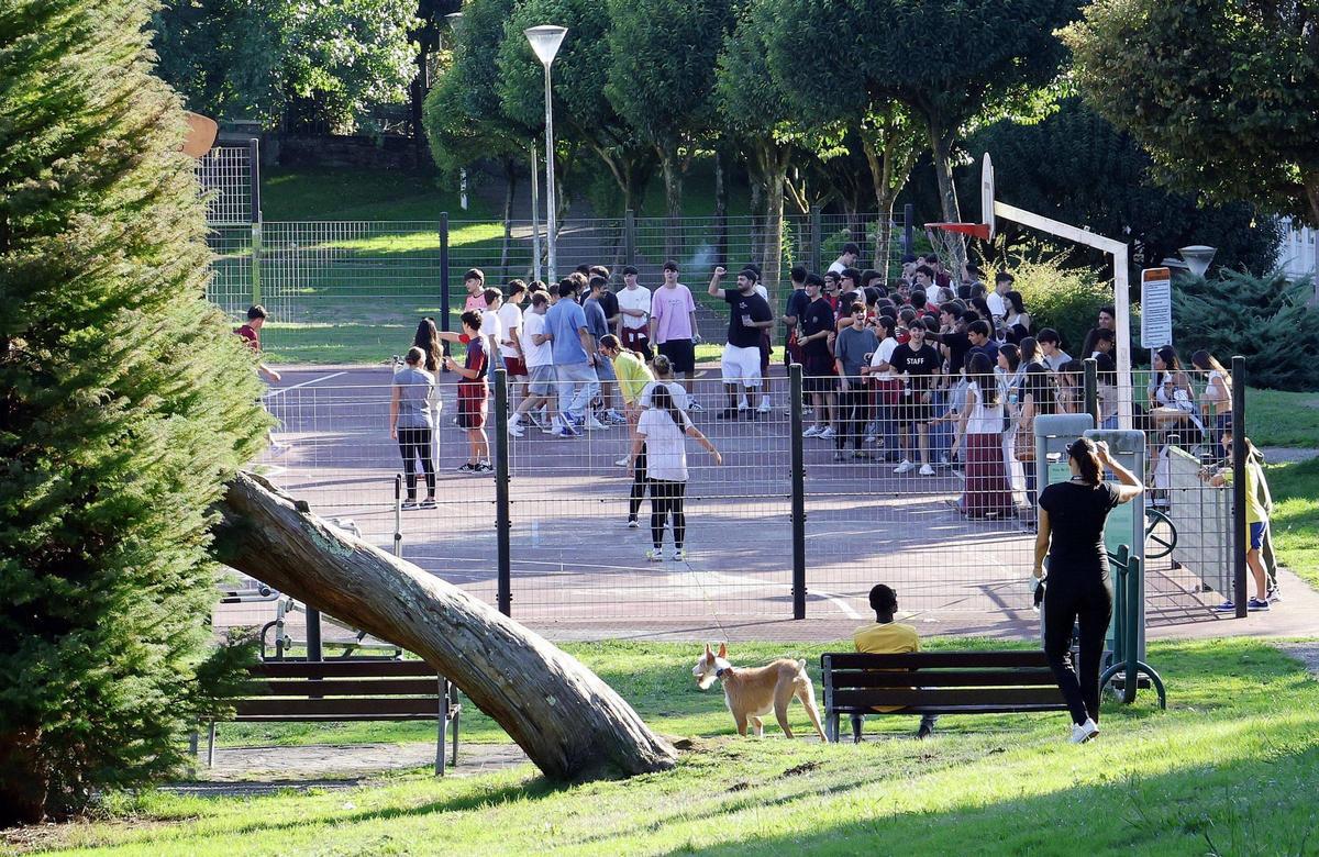 Estudiantes en el Parque de Pablo Iglesias situado en el barrio de Vite, en Santiago.