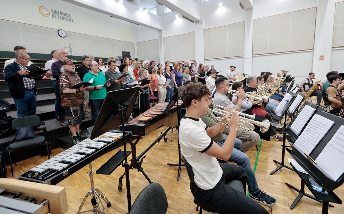 Primer ensayo general del coro y la orquesta de la misa del papa en el Puerto de Santa Cruz de Tenerife
