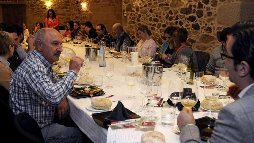 Joaquín Parra (a la derecha), presidiendo la mesa e impartiendo cata a los asistentes a la cena armonizada en Xerlís.