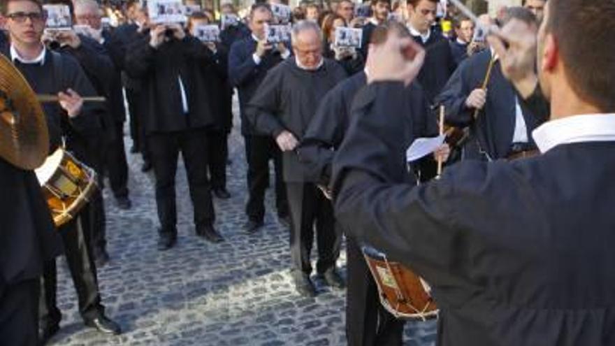 Los grupos de «dolçaina» desfilaron por el itinerario que cubren las bandas de música en la Fiesta del Pasodoble, antes de llegar a la plaza de España.