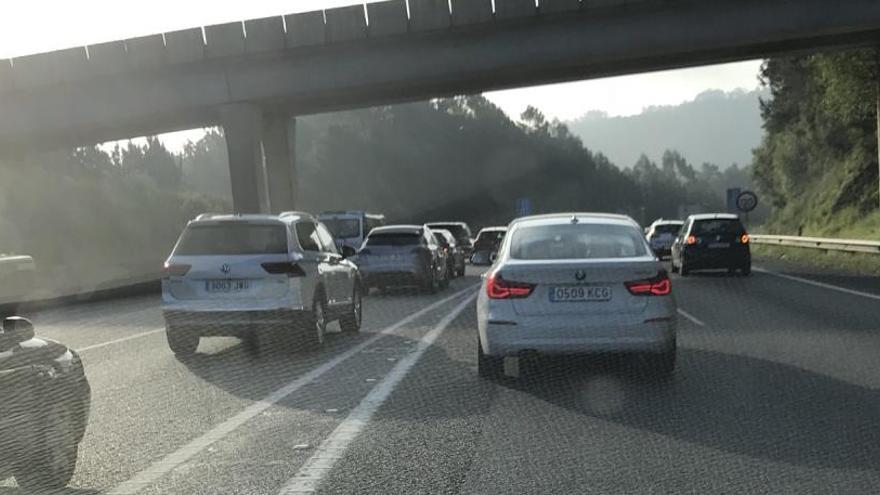 El corte de un carril por obras provoca fuertes retenciones en la AG-57