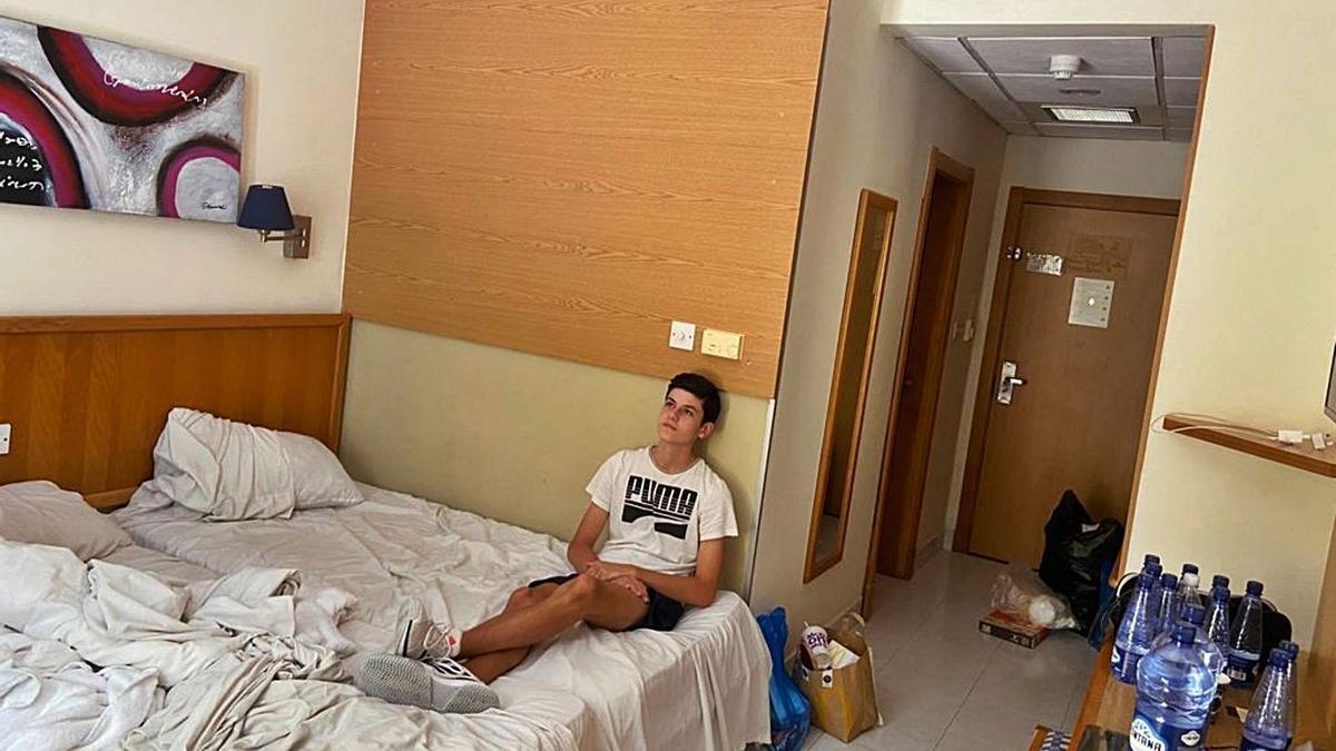 El tinerfeño Pablo Febles en su habitación del hotel de Malta.