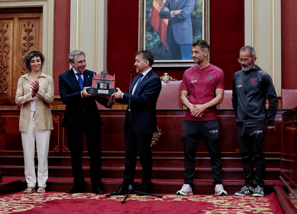Así fue la visita institucional del CD Tenerife al Ayuntamiento de Santa Cruz