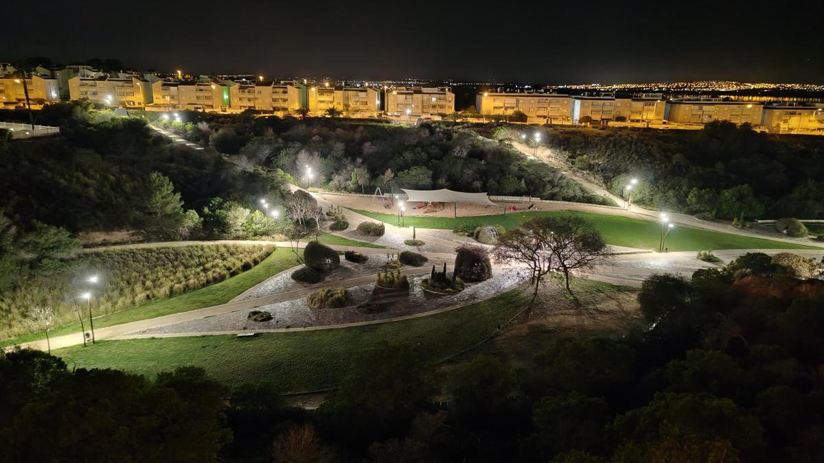 Vista nocturna del parque aromático de Torreblanca tras la renovación del alumbrado