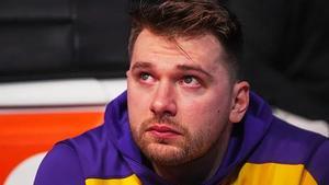 Luka Doncic entre lágrimas visualizando el emotivo vídeo de los Dallas Mavericks en homenaje a sus siete temporadas.