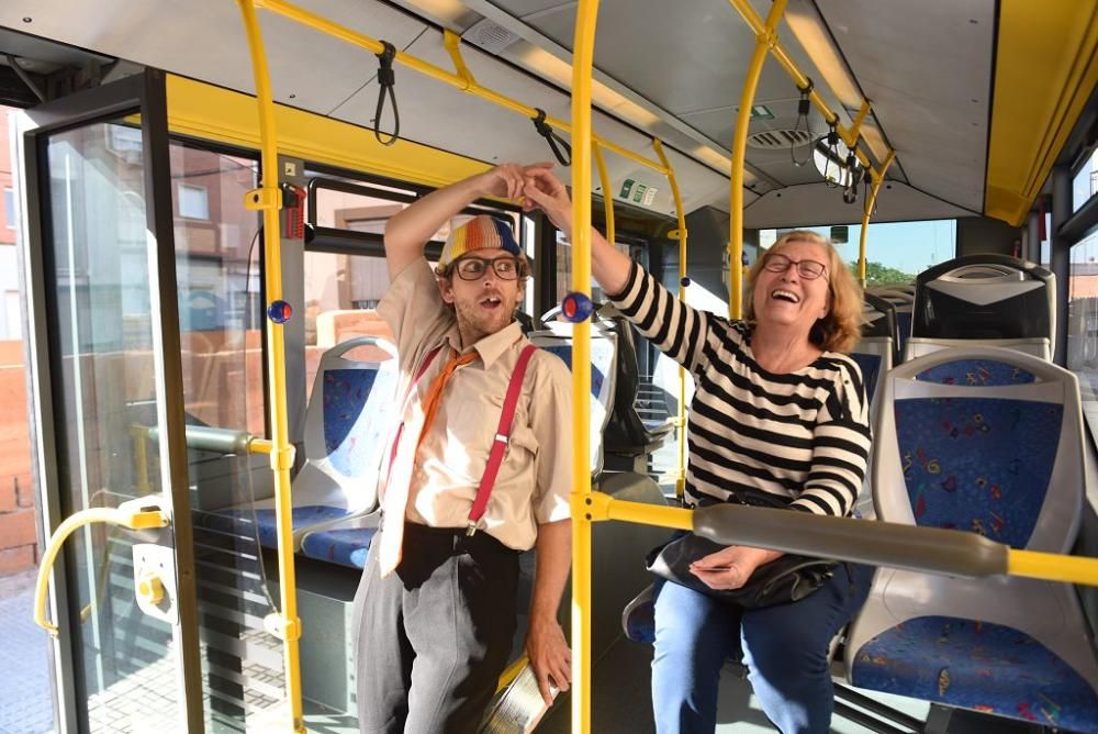 Mucho Más Mayo: actores en autobuses de Cartagena